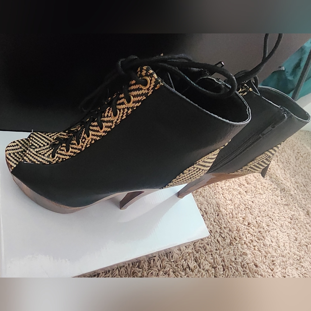 Mona Mia booties